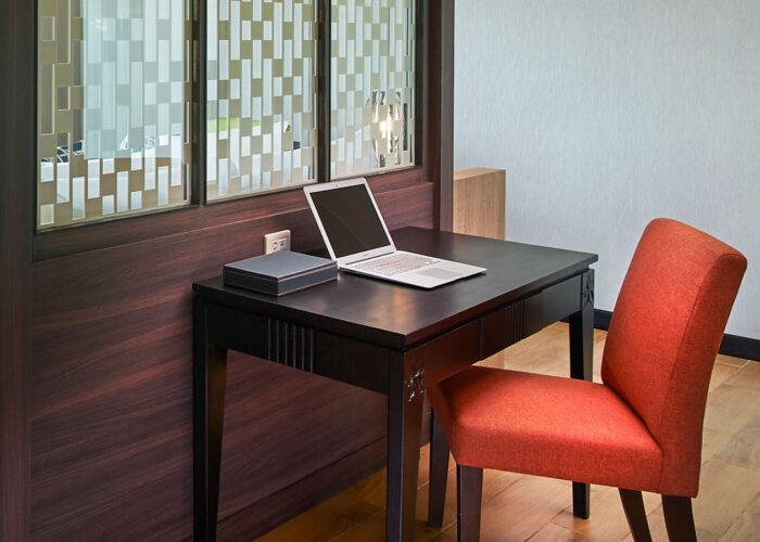 deluxe-city-view_desk